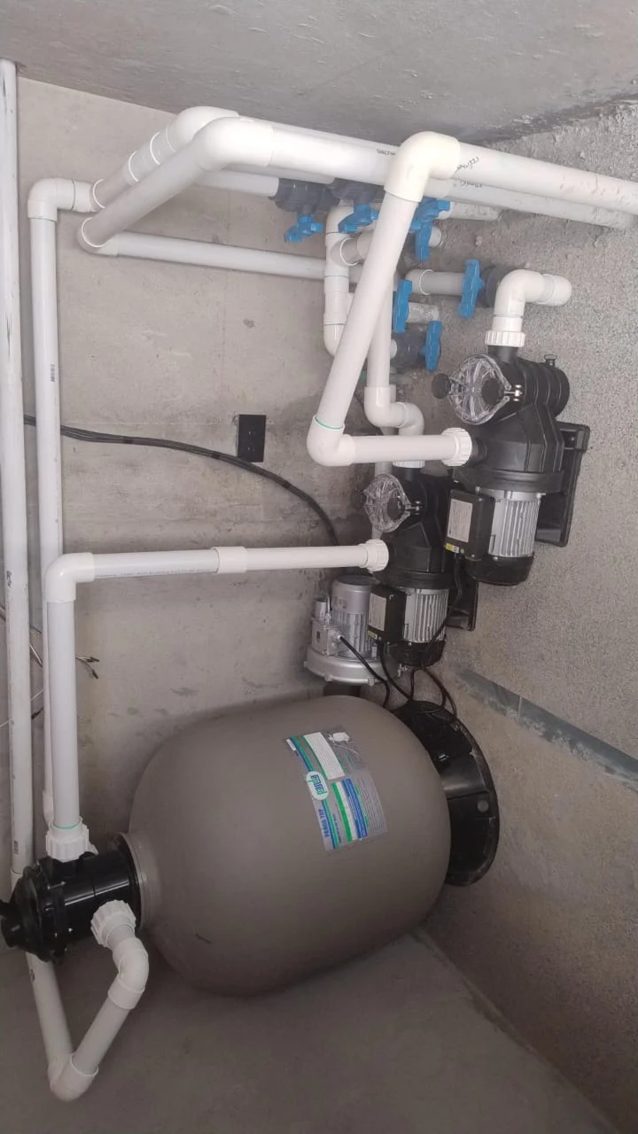 Instalación de cuarto de máquinas compartida por PISCIJACUZZIS DC