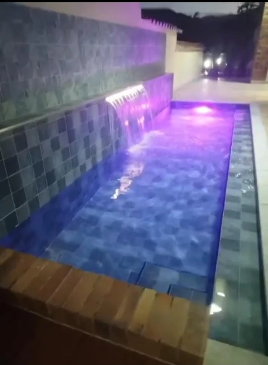 Piscina con iluminación compartida por PISCIJACUZZIS DC